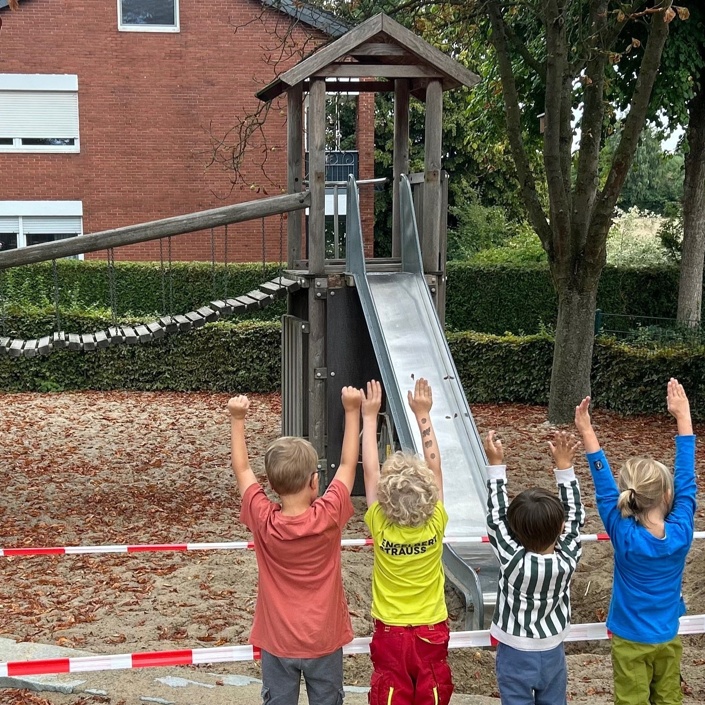 Spielgerüst mit Rutsche für den Kindergarten Pfiffikus in Overhagen