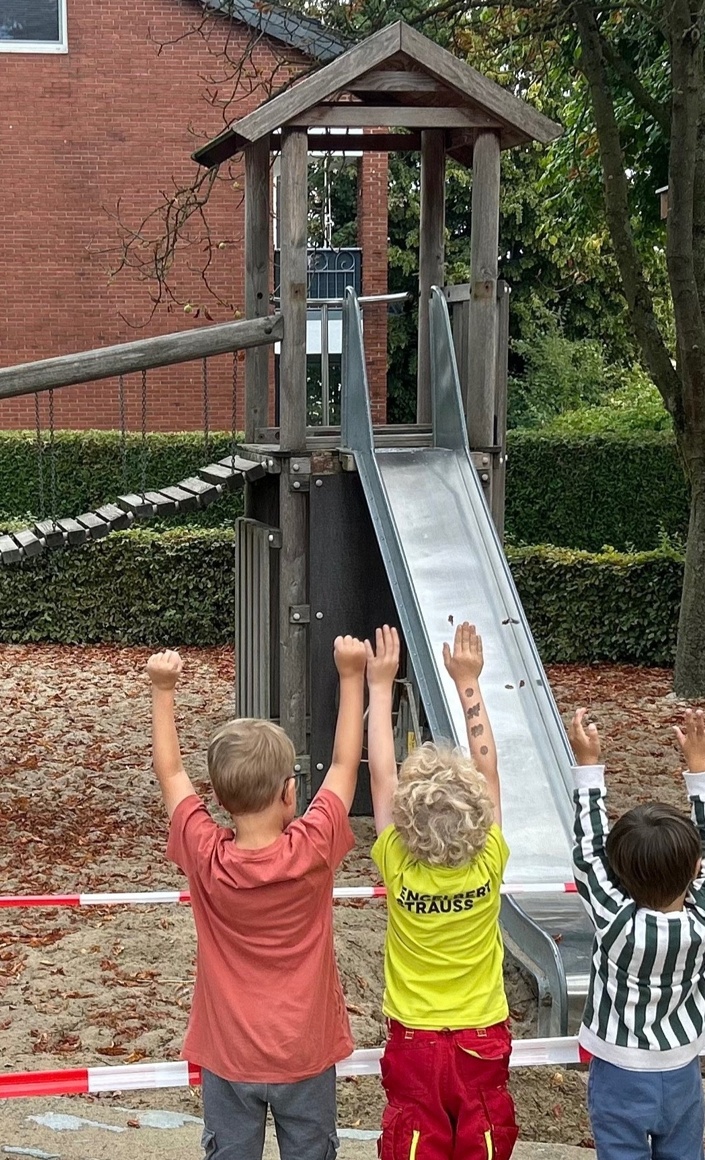 Spielgerüst mit Rutsche für den Kindergarten Pfiffikus in Overhagen