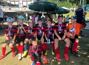 Neue Trainingsanzüge für die Jugend