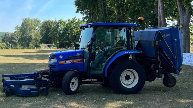 Neuer Traktor und Unterstand für den Sportverein