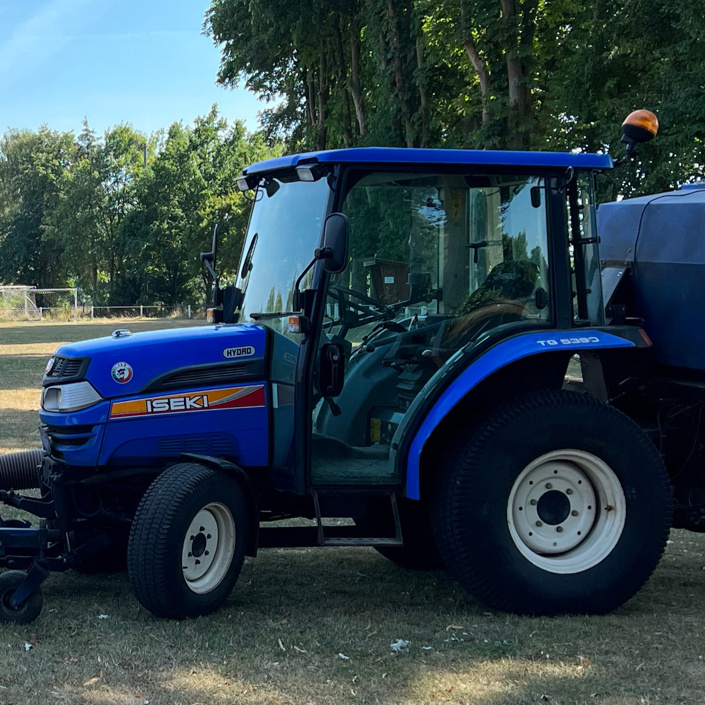 Neuer Traktor und Unterstand für den Sportverein