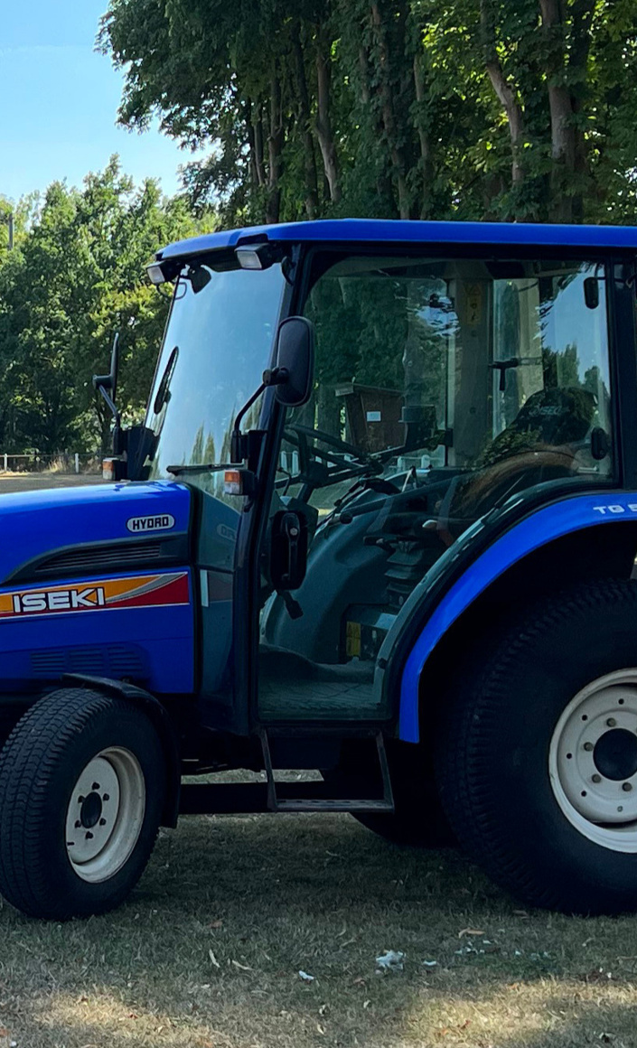Neuer Traktor und Unterstand für den Sportverein