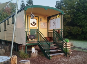 Bau eines Schlechtwetteranbaus am Bauwagen der Bärengruppe