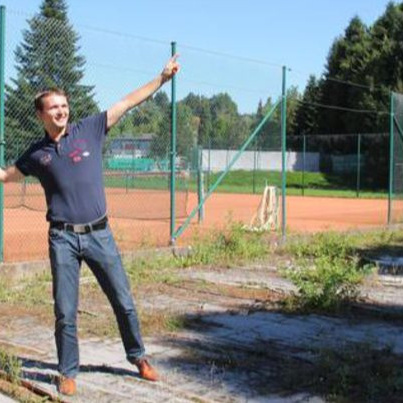 Umbau eines stillgelegten Tennisplatzes in einen Beach-Tennisplatz