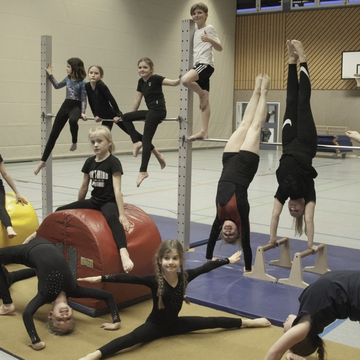 Für Training und Turnier: Schwebebalken und neue Matten brauchen wir