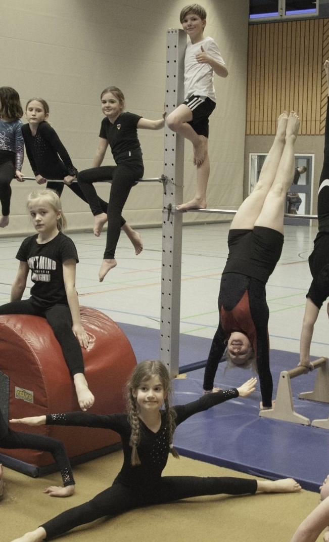 Für Training und Turnier: Schwebebalken und neue Matten brauchen wir