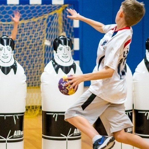 Auch beim Handball spielt man mal mit Puppen!