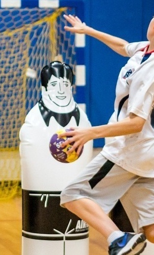 Auch beim Handball spielt man mal mit Puppen!