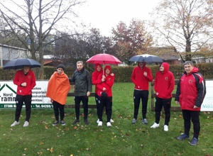 Überdachte Trainerbänke am Sportplatz Kirchwalsede