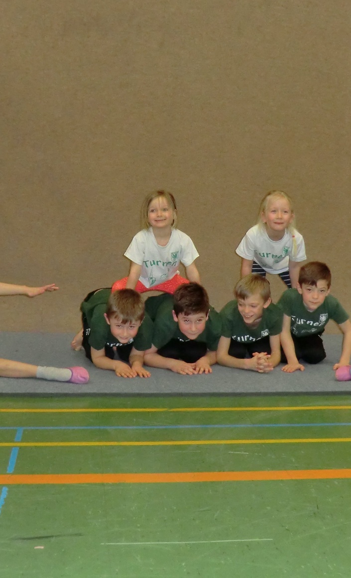 Anschaffung von Turnanzügen und Turnleibchen für Kinder