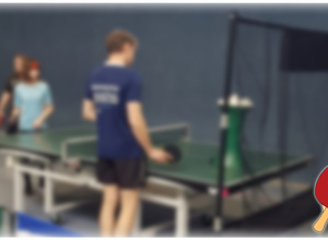 Höhenverstellbare Tischtennisplatte und Kinderschläger