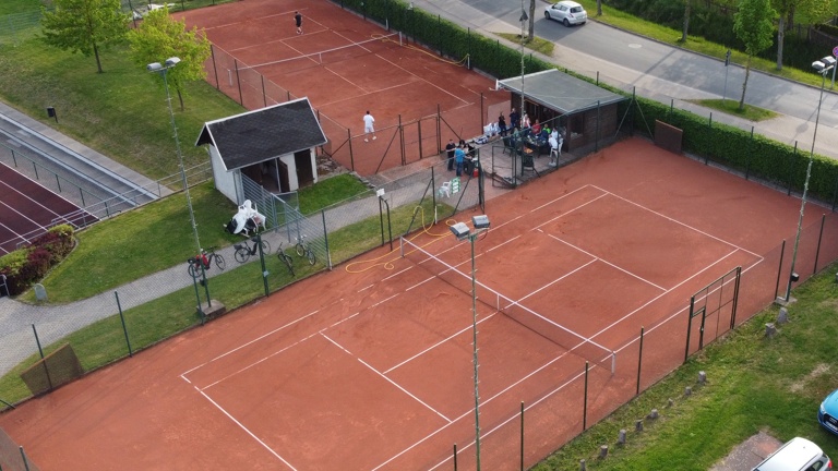 Ausstattung und Zubehör für neue Tennisplätze mit Aufenthaltsgebäude
