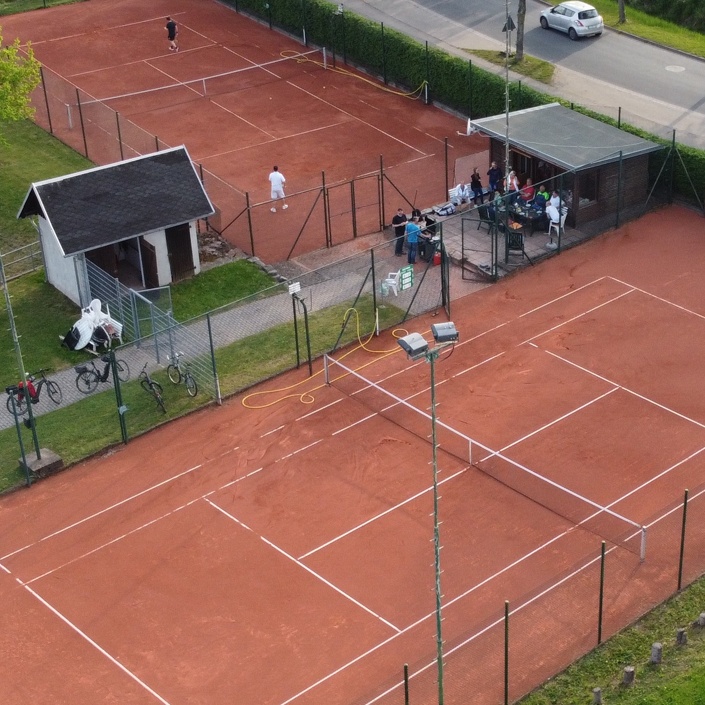 Ausstattung und Zubehör für neue Tennisplätze mit Aufenthaltsgebäude
