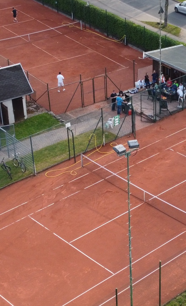 Ausstattung und Zubehör für neue Tennisplätze mit Aufenthaltsgebäude