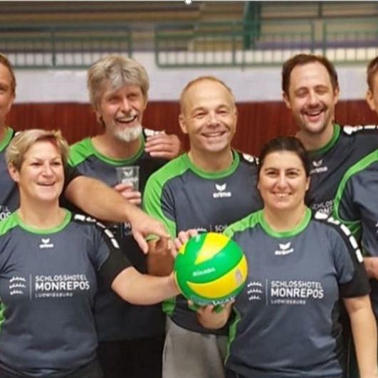 Bau eines Beachvolleyball-Feldes