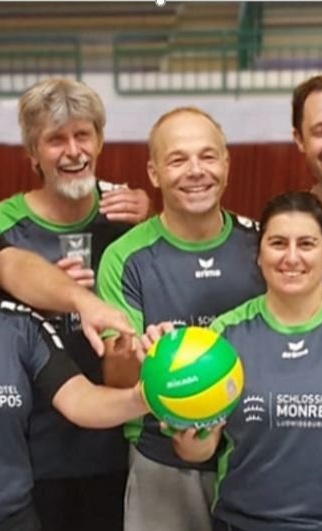 Bau eines Beachvolleyball-Feldes