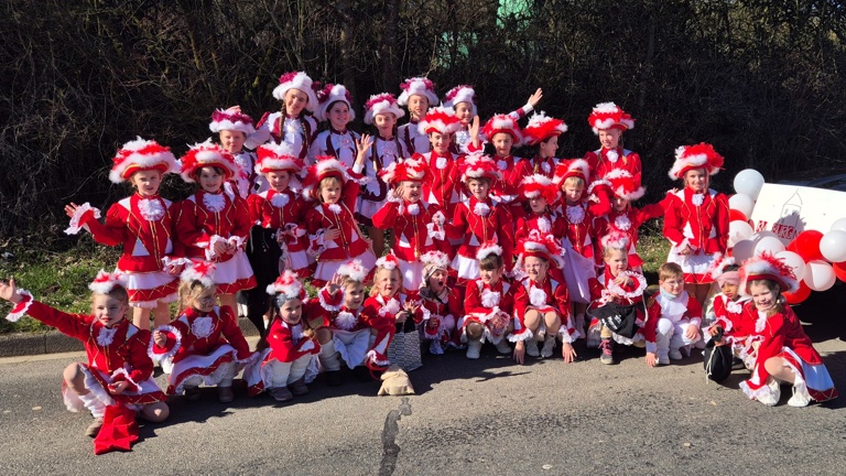 Alles in rot-weiss: Gardeuniformen für unsere Gardekinder