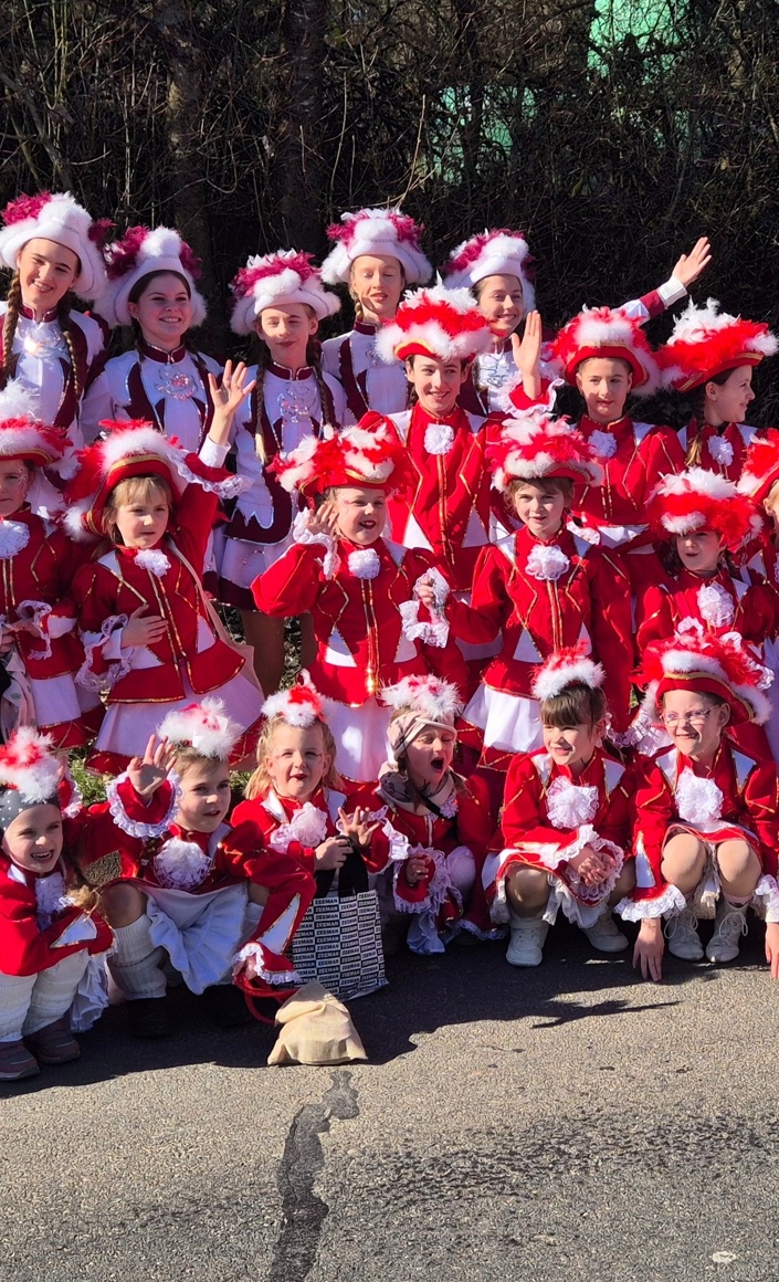 Alles in rot-weiss: Gardeuniformen für unsere Gardekinder