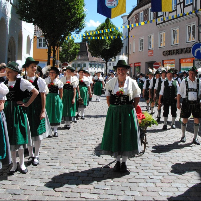 Anschaffung von Trachtendirndl und Hüte