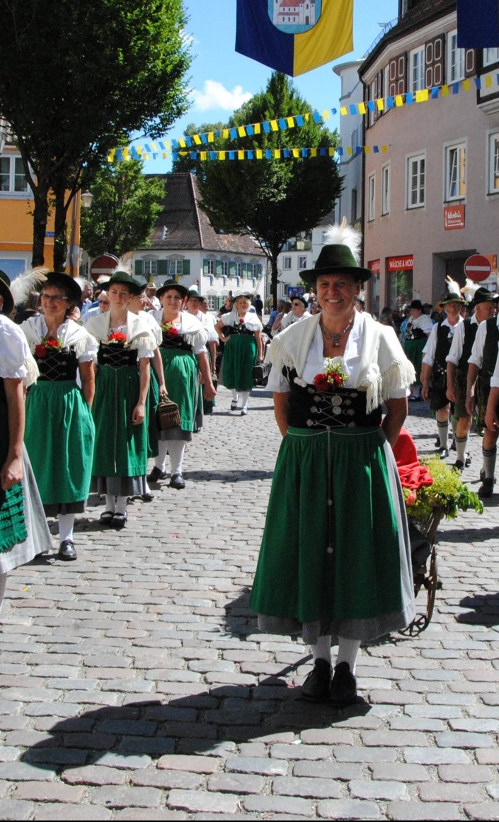 Anschaffung von Trachtendirndl und Hüte