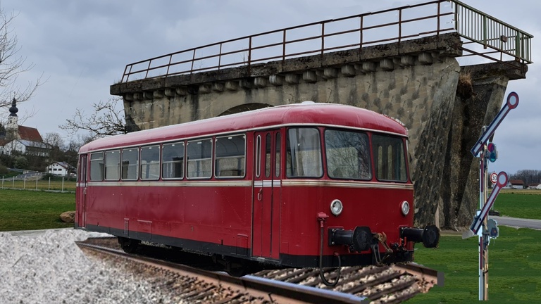 Eisenbahntriebwagen und Gestaltung Viadukt in der Erlacher Au