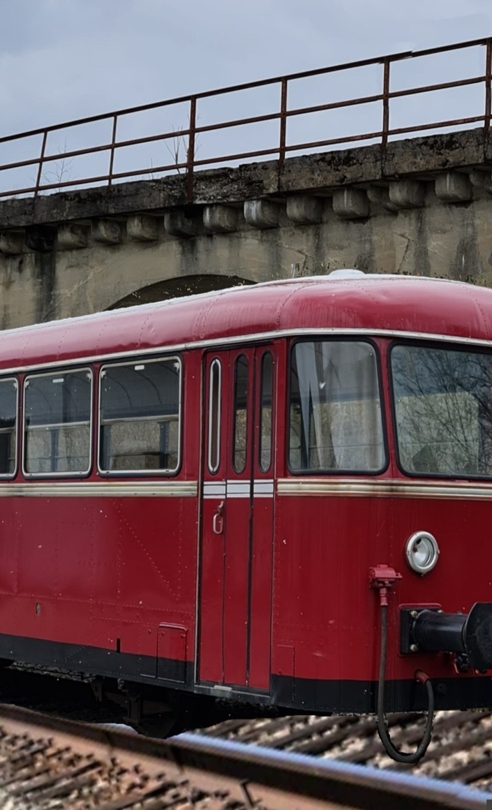 Eisenbahntriebwagen und Gestaltung Viadukt in der Erlacher Au