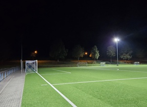 Neue Flutlichtanlage für den Sportplatz