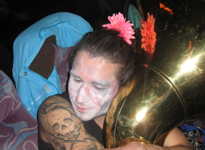 Neue Sousaphone für die Lumpenkapelle Aitrach