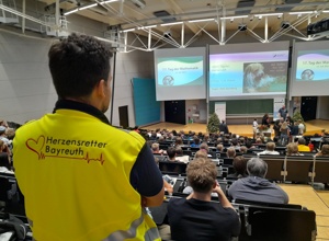Helfen. Retten. Bilden. - Sichtbarkeit mit Pavillon und Würfelwand