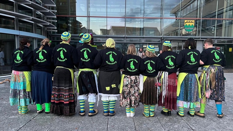 Schellahexa on Tour! Wir benötigen einen Planenanhänger