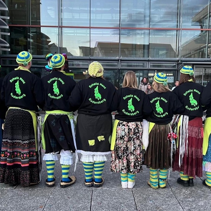 Schellahexa on Tour! Wir benötigen einen Planenanhänger