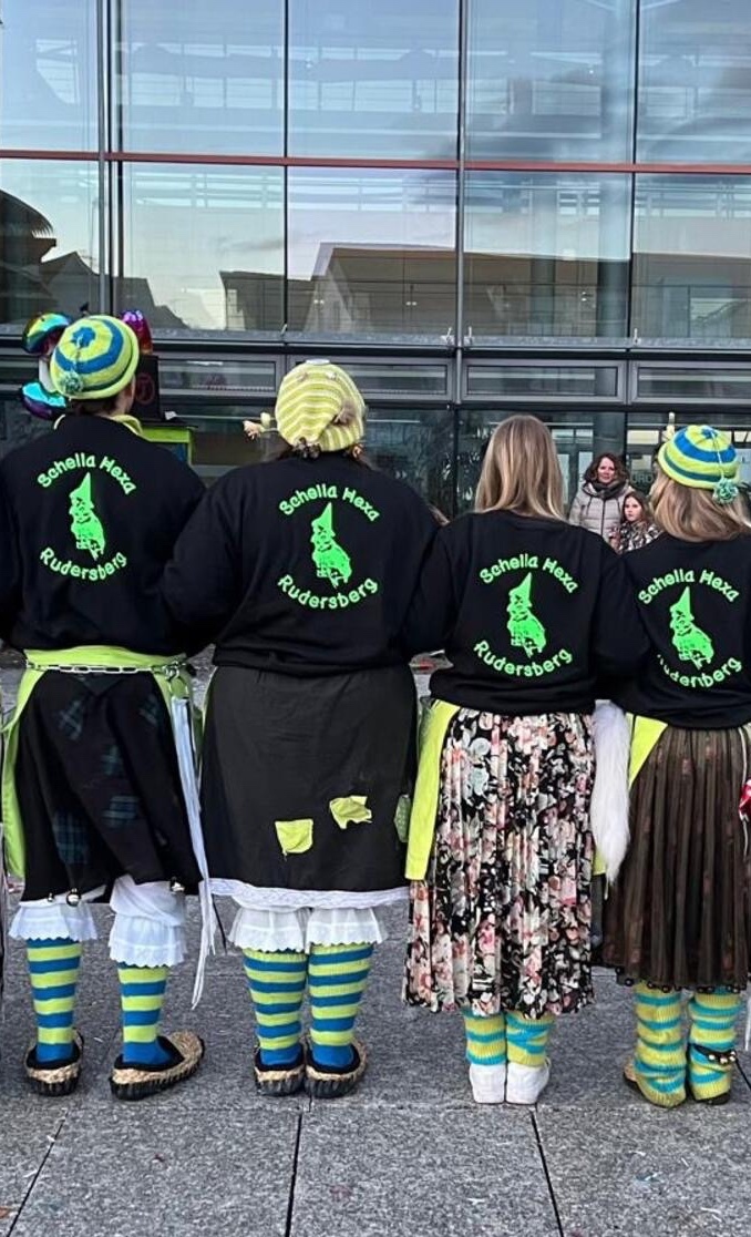 Schellahexa on Tour! Wir benötigen einen Planenanhänger