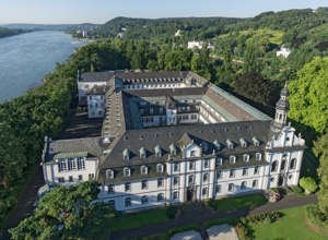 Gymnasium Nonnenwerth: Sitzgelegenheiten Schulhof