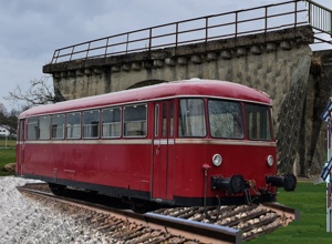 Eisenbahntriebwagen und Gestaltung Viadukt in der Erlacher Au