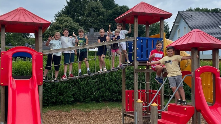 Fahrzeuge und Spielgeräte für den Schulhof der Grundschule Alftal