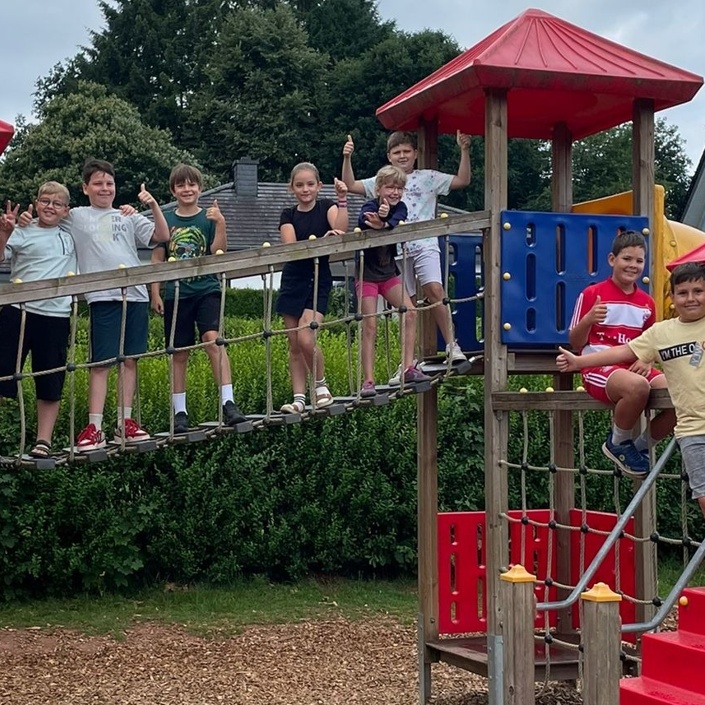 Fahrzeuge und Spielgeräte für den Schulhof der Grundschule Alftal