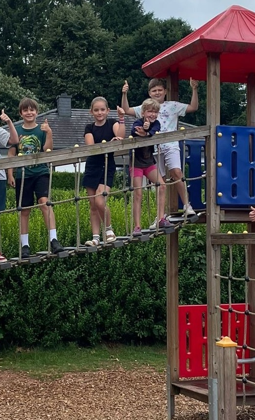 Fahrzeuge und Spielgeräte für den Schulhof der Grundschule Alftal