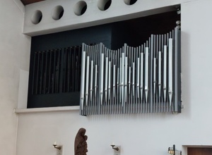 Ein Kleid für unsere Orgel in der Kirche St. Karl Borromäus in Berlin