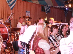 Neue Dirndl für die Mädels im Musikverein Hundsangen