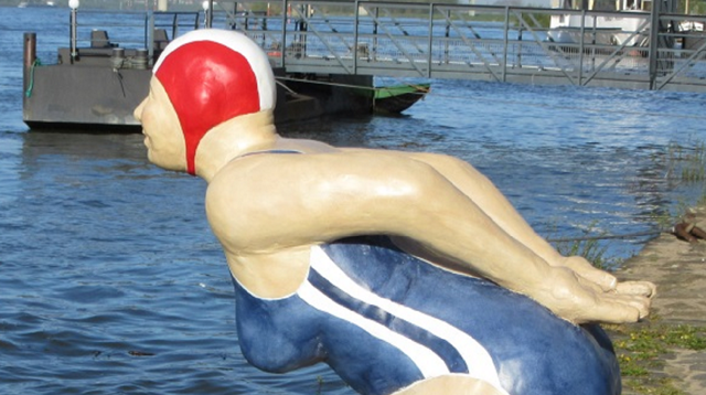 Erwerb der Skulptur "Springerin" von Christel und Laura Lechner