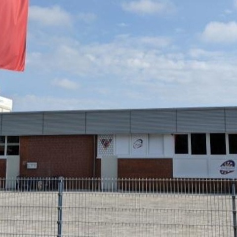 Überdachung & Lagermöglichkeit im Außenbereich unserer Sportstätte