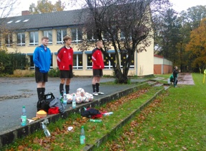 Überdachte Trainerbänke am Sportplatz Kirchwalsede