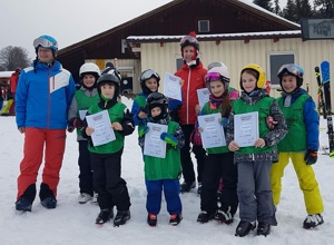 Neue Skianzüge für die DJK Pressath Skiabteilung