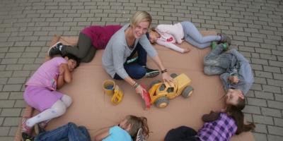 Outdoor-Sandkasten als Spiel- und Lernraum