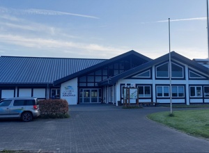 Erneuerung der Innendecke im Kur - und Bürgerhaus Saalhausen