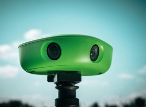 Kamera mit Stativ zum Filmen und Analysieren der Spiele