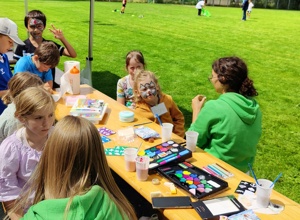 Sommerferienzauber: Kinder und die "Sundays" in gemeinsamer Aktion!
