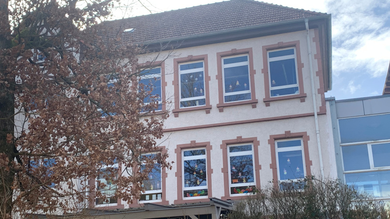 Sitzmöglichkeiten als Ruheoasen auf dem Schulhof