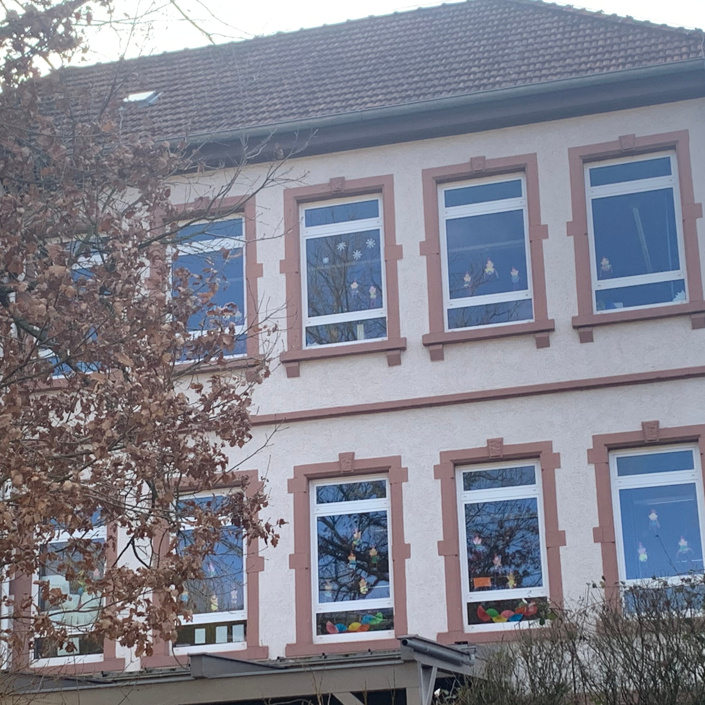 Sitzmöglichkeiten als Ruheoasen auf dem Schulhof