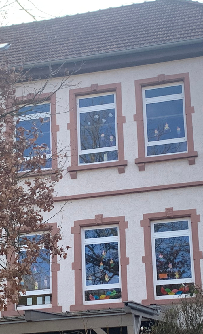 Sitzmöglichkeiten als Ruheoasen auf dem Schulhof